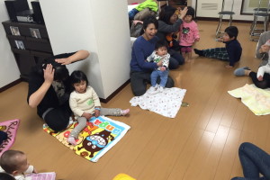 ママと一緒に歌いながら体の英語 「head shoulder knees and toes」 Slide image